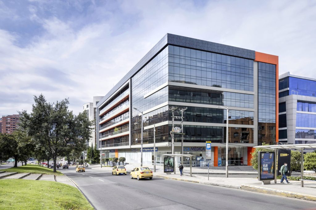 Edificio corporativo de oficinas con fachada acristalada construido por Flormorado